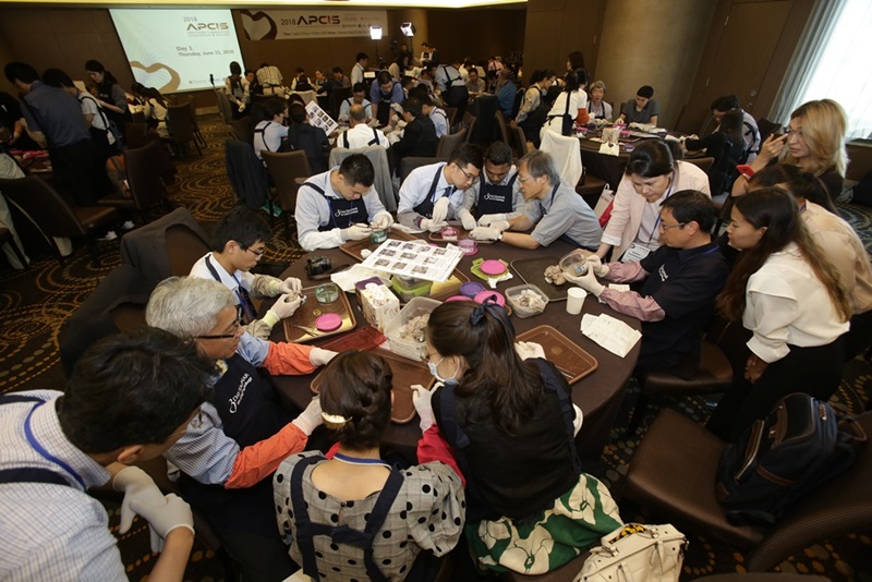 [사진] 3-Day Seminar 참가자들이 부검 심장을 관찰하고 있다.JPG